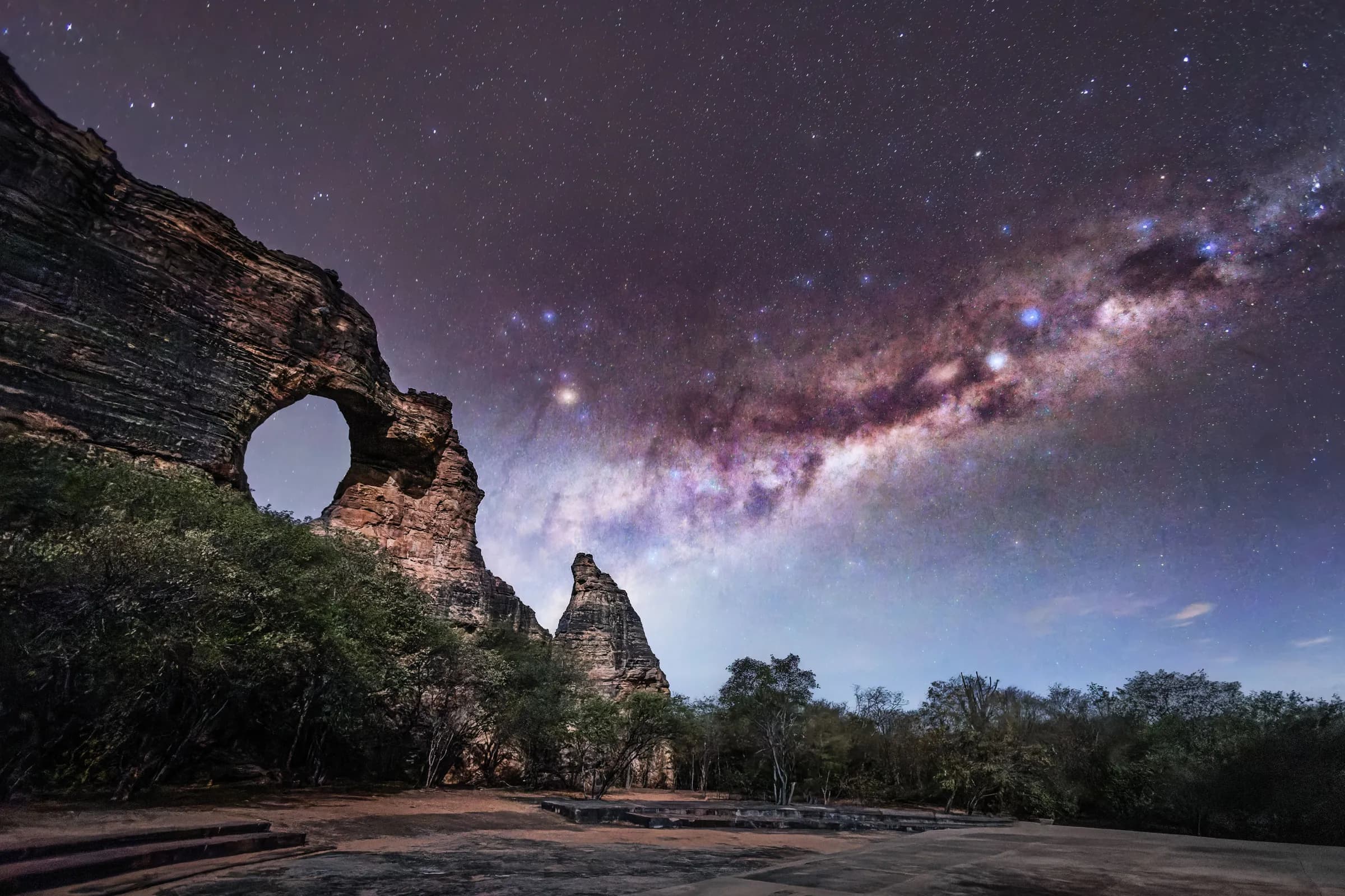 Via Láctea sobre a Pedra Furada, no Parque Nacional da Serra da Capivara (PI)