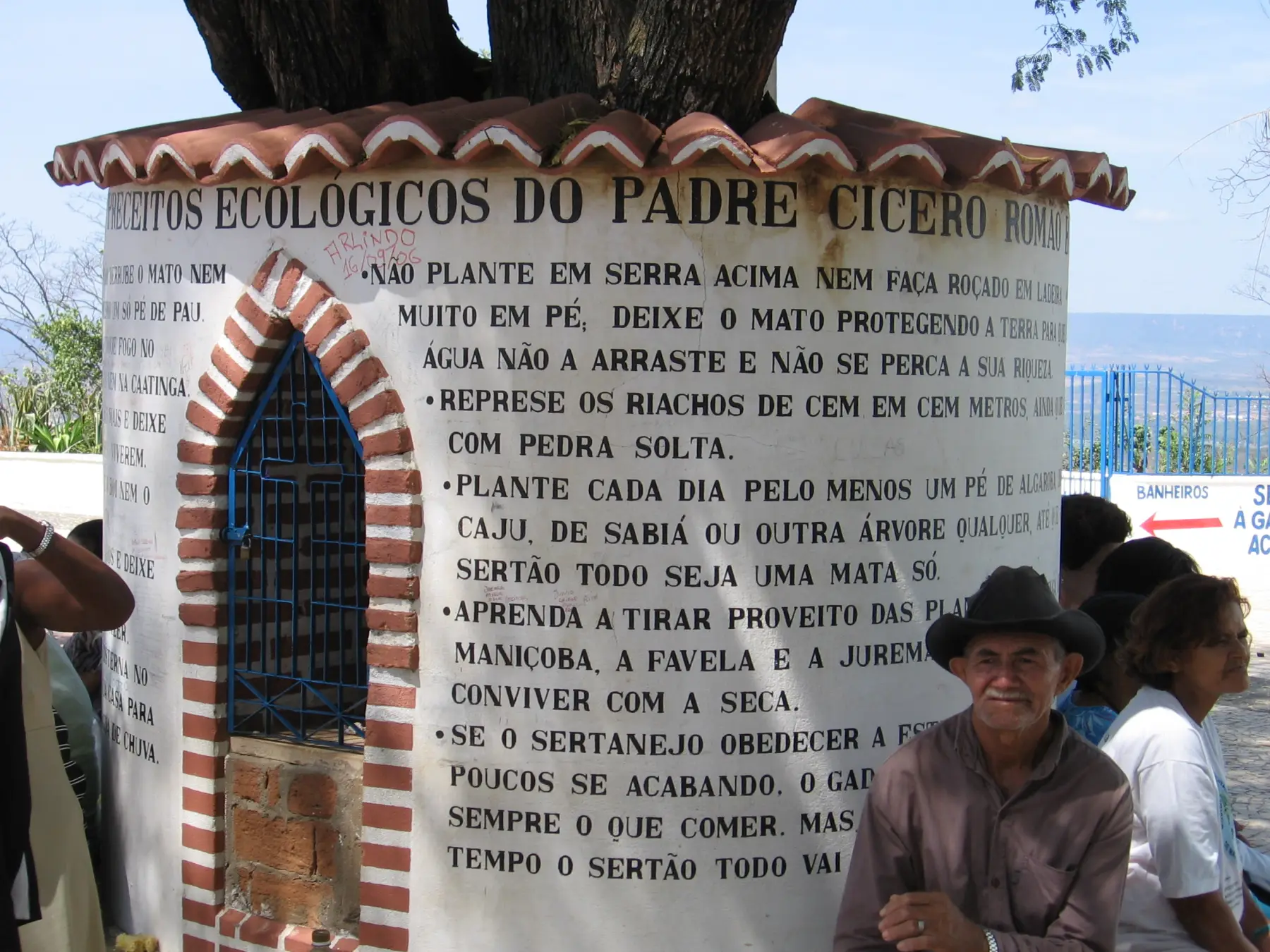 Monumento com os preceitos ecológicos atribuídos ao Padre Cícero, em Juazeiro do Norte (CE)